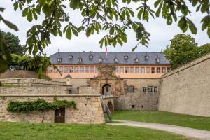 an external view of a castle with a stone wall at Ferienhaus-Pressler-Erfurt in Erfurt