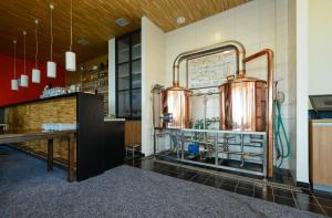 uma cozinha com dois grandes potes de cobre na parede em Penzion Andula Friesovy boudy em Strázné