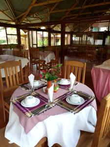 ห้องอาหารหรือที่รับประทานอาหารของ Kilimanjaro Eco Lodge
