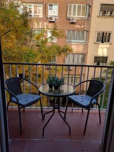 マドリードにあるGran Apartamento Cerca de Atochaのバルコニー(テーブル、椅子付)