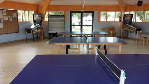 LouannecにあるMOBILHOMES baie PERROS -GUIREC-LOUANNECの卓球台3台付きの部屋