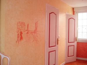 une chambre avec un tableau sur le mur dans l'établissement Hotel Men Er Vro, à Quiberon