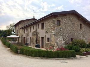 um grande edifício de pedra numa rua em Agriturismo Corte La Sacca em Pozzolengo