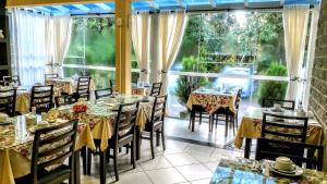 En restaurant eller et andet spisested på Pousada Nosso Lar