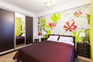 ドルゴプルドニにあるHoliday Village Moscowのベッドルーム1室(花の壁画が壁に施されたベッド1台付)