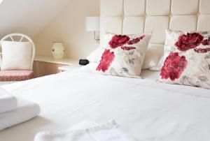 A bed or beds in a room at The Laurels B&B 