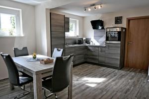 eine Küche mit einem Tisch und Stühlen im Zimmer in der Unterkunft Ferienwohnung Westend in Kappel-Grafenhausen