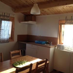 eine Küche mit einem Holztisch und einem Esszimmer in der Unterkunft São Jorge Spot - Alojamento in Velas