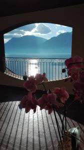 a vase with pink flowers sitting on a balcony at B&B Casa Sartori in Malcesine