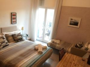 1 dormitorio con cama, sofá y ventana en Garibaldi R&B en Messina