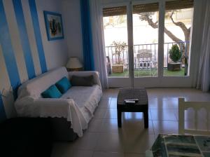 una sala de estar con un sofá y una mesa en Apartamento primera línea de mar, en Hospitalet de l'Infant