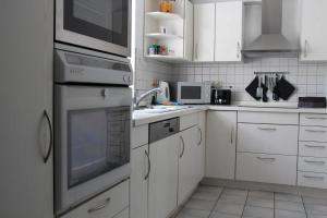 Schwarz-Weiss tesisinde mutfak veya mini mutfak