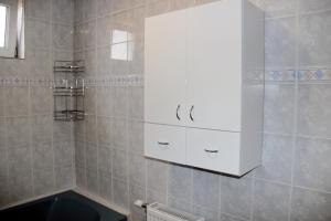 bagno con mobile bianco e lavandino di Apartment Cherry a Zrenjanin