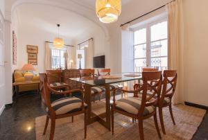 comedor con mesa y sillas en Casa de Tintes, en Sevilla