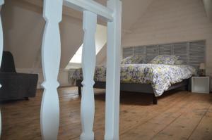 a bedroom with a bed and a wooden floor at au 10 quai violette in Saint-Valéry-sur-Somme