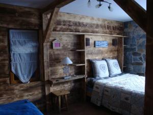Llit o llits en una habitació de Chambres d'Hôtes Chalet de la Source