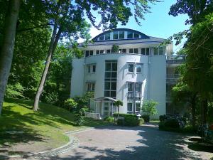 een groot wit gebouw met een koepel erop bij Villa Seepark - Ferienwohnung 5 in Heringsdorf