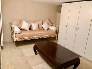 - un canapé avec des oreillers et une table basse dans l'établissement Palazzotto "Fasano Antica", à Fasano