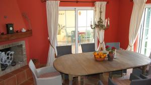 a dining room with a table with a bowl of fruit on it at Quinta do Sotavento in Moncarapacho