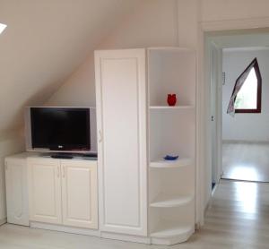 Televízia a/alebo spoločenská miestnosť v ubytovaní Flair Apartmanház