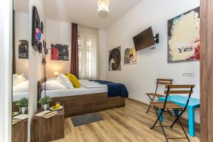 Cette petite chambre comprend un lit et une chaise. dans l'établissement 4citywindows, à Zagreb