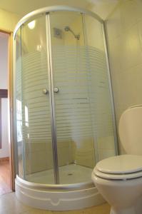 a shower in a bathroom with a toilet at Pueblo Chico Agroturismo Hotel in La Floresta
