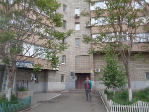 un hombre parado frente a un edificio en Apartment - Matusevycha Street 2-11, en Krivoy Rog