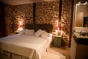 A bed or beds in a room at De Aldaca Rural - Only Adults