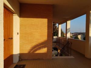 a shadow of a person on the side of a building at K01 - Castelfidardo, meraviglioso quadrilocale con terrazzo in Castelfidardo