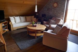 a living room with couches and a coffee table at Ferienwohnung Haus Giesner in Kappel