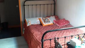 1 cama pequeña con 2 almohadas encima en La bergerie St Didier en Velay 43140 en Saint-Didier-en-Velay