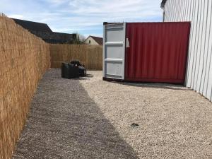 un objet rouge et blanc assis à côté d'une clôture dans l'établissement Les Docks Insolite & SPA, à Berck-sur-Mer