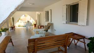 Habitación con banco, mesa y sillas en Casa Calendule, en Alcamo Marina