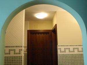 une voûte avec une porte dans la salle de bains dans l'établissement Alojamiento Rural Fuente Cancana, à Molina de Aragón