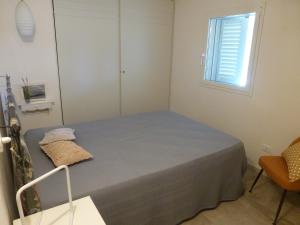 1 dormitorio con cama, ventana y espejo en Casa Calendule, en Alcamo Marina