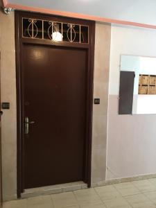 una puerta negra en una habitación con una pared en Stay Studio Apartment, en Rabat