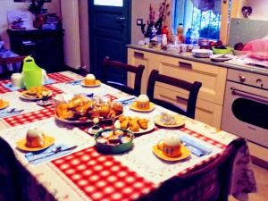una mesa con platos de comida encima en B&B Peschi in Fiore, en Valeggio sul Mincio