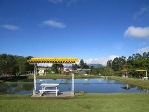 una mesa de picnic en un parque junto a un estanque en Finca Recreacional Marcelandia, en Santa Rosa de Cabal