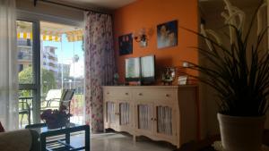 een woonkamer met een televisie en een potplant bij Erisa I in Torremolinos