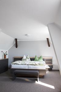 um quarto com uma cama num quarto branco em Ferienhaus Carola em Lübben