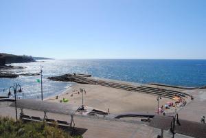 El PuertitoにあるBajamar frente al marのベンチ付きのビーチと海の景色を望めます。