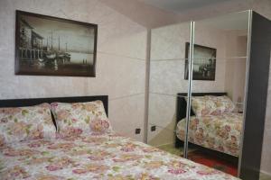 1 dormitorio con cama y espejo en House City Center, en Rabat