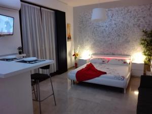 una camera d'albergo con letto, scrivania e cucina di Mecenate Cozy Flat a Milano