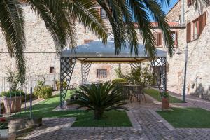 Κήπος έξω από το Borgo e Castello
