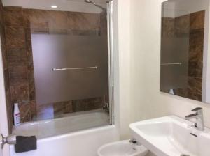 La salle de bains est pourvue d'un lavabo, d'une baignoire et de toilettes. dans l'établissement Del Parque Flats - Guadalmar - Beach & Relax, à Malaga