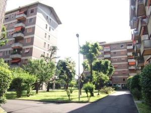 una calle vacía delante de un edificio alto en Mecenate Cozy Flat, en Milán