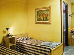 Una habitación con dos camas y un cuadro en la pared. en Albergo Ristorante Alle Castrette, en Villorba 12 fotos más