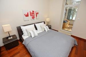 Posteľ alebo postele v izbe v ubytovaní SeaFront Beach Apartment - DIRECTLY AT THE BEACH