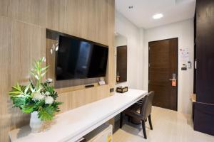 TV a/nebo společenská místnost v ubytování The Nice Krabi Hotel