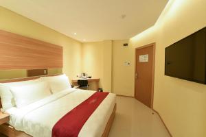 Tempat tidur dalam kamar di Midtown Xpress Balikpapan